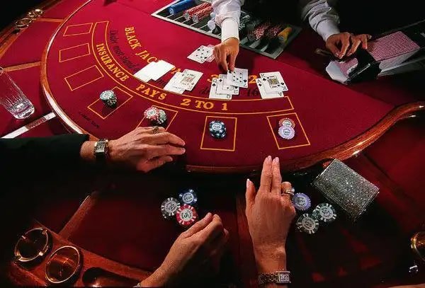 Pengguna menikmati permainan live dealer kasino melalui ponsel di lingkungan santai